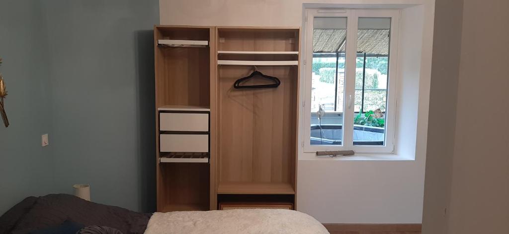 Postel nebo postele na pokoji v ubytování Atelier des Rêves, gîte pour deux personnes avec spa près de la mer