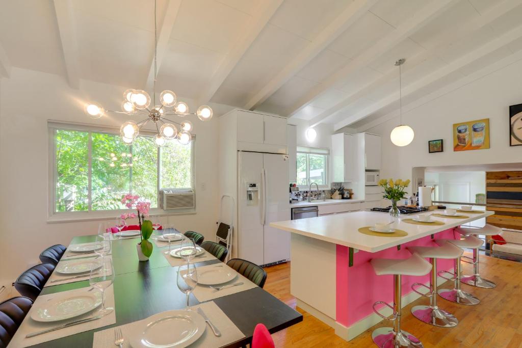 Una cocina y un comedor con mesa y sillas. en The Modern Ridge House with Yard in Wheat Ridge, en Wheat Ridge