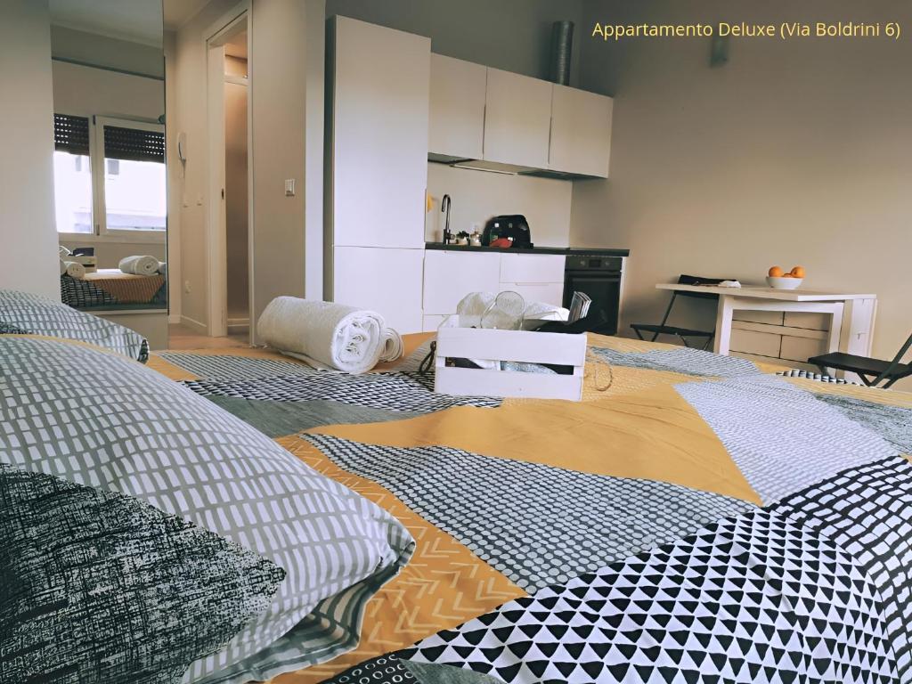 Una habitación con dos camas y una mesa dentro. en BellaBo Apartment, en Bolonia
