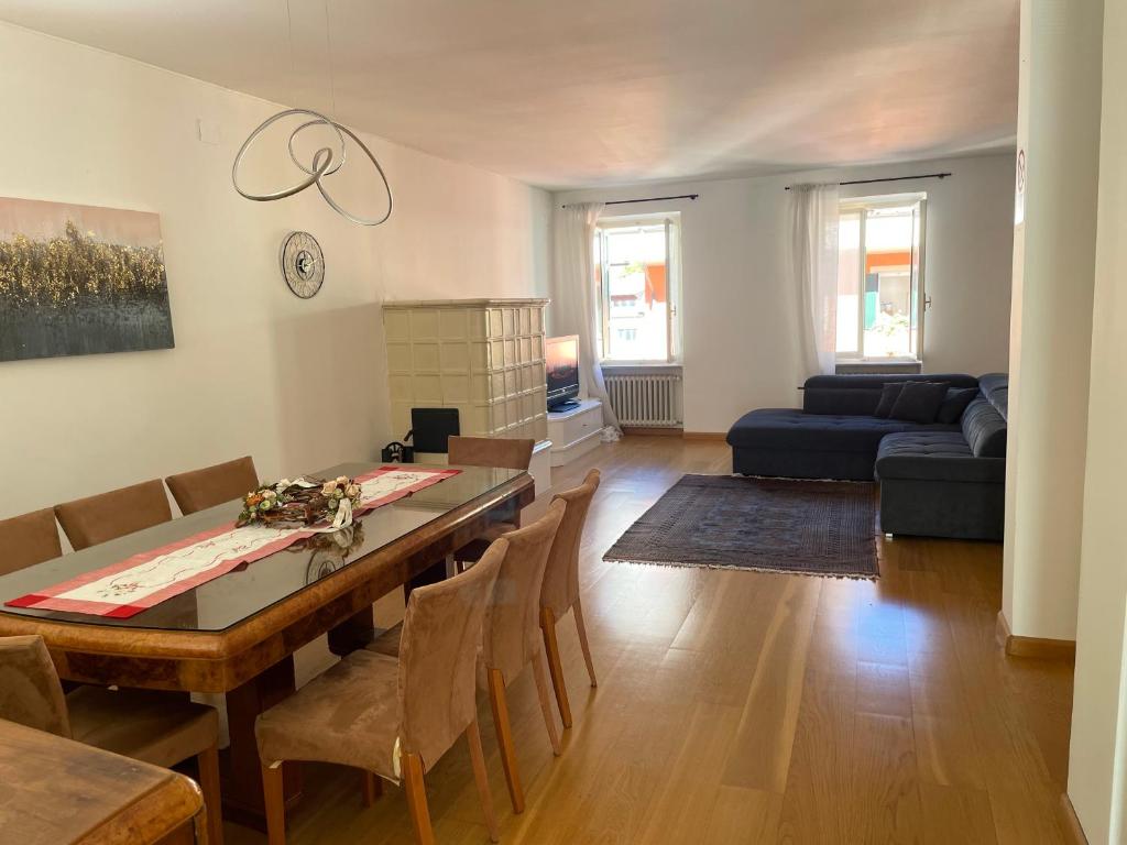 ein Wohnzimmer mit Esstisch und Couch in der Unterkunft La maison V in Pontebba