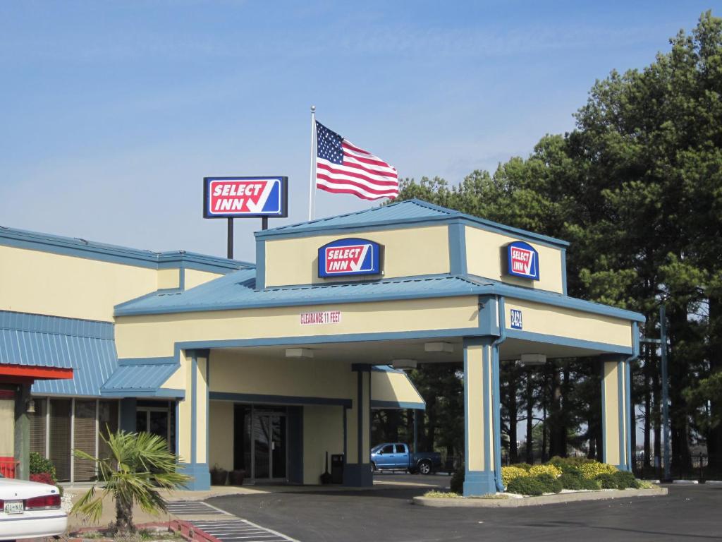 a store with an american flag on top of it at Select Inn Murfreesboro in Murfreesboro
