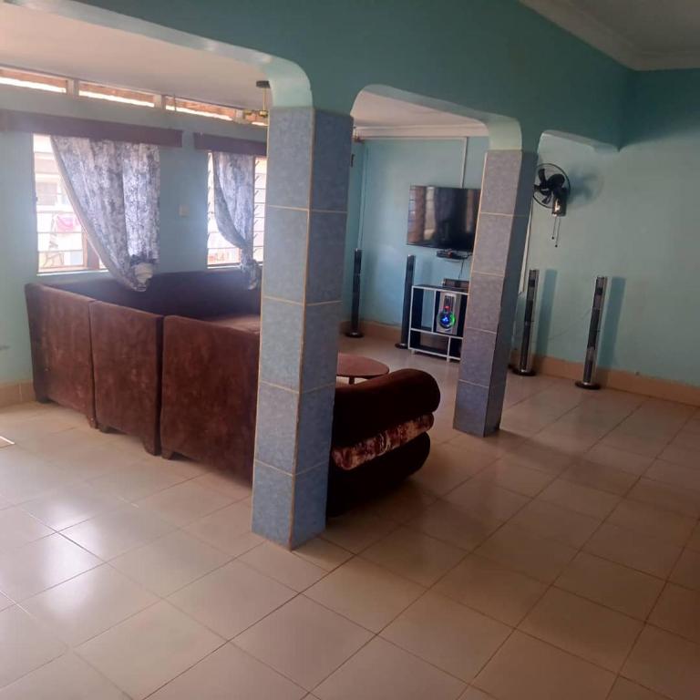Televisyen dan/atau pusat hiburan di Oval Guest House