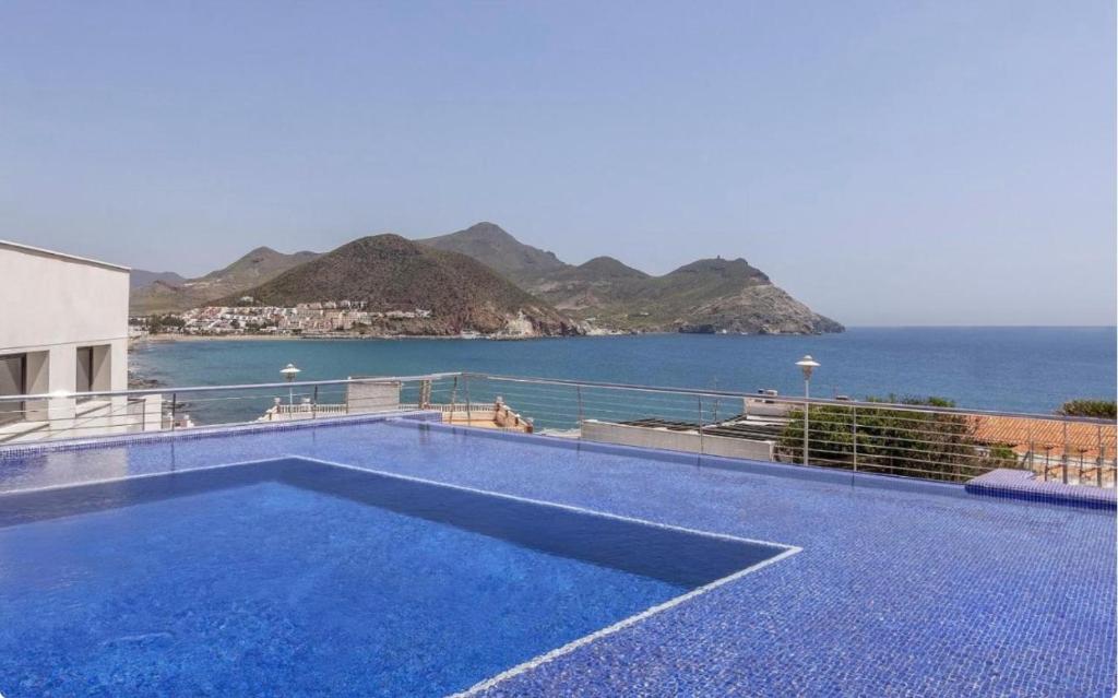 ein Swimmingpool mit Blick auf das Meer in der Unterkunft Casa Paloma in San José