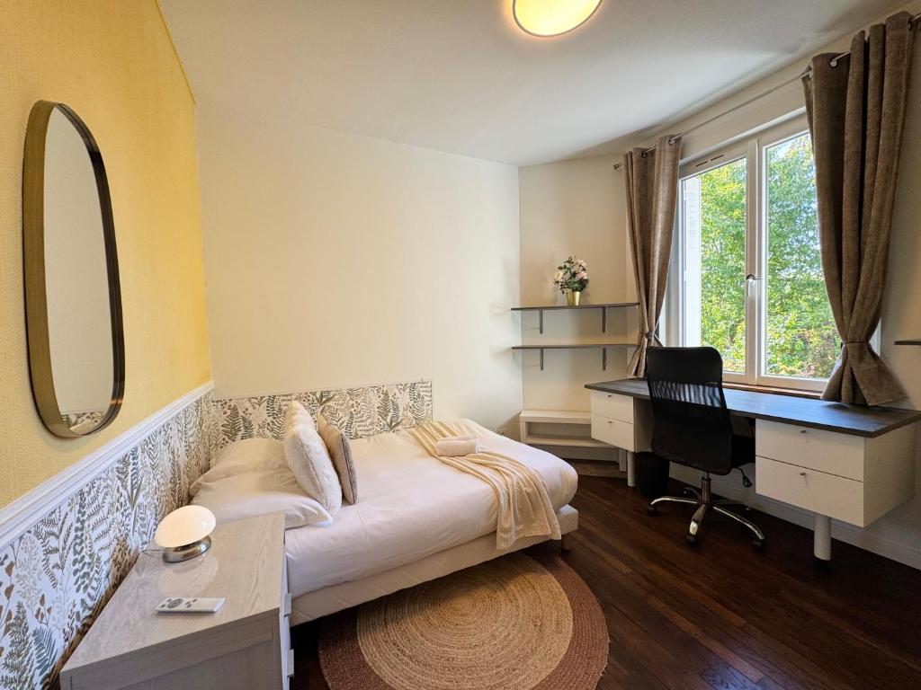 - une chambre avec un lit et un bureau dans l'établissement La Maison d'Eugène, Rennes centre, à Rennes