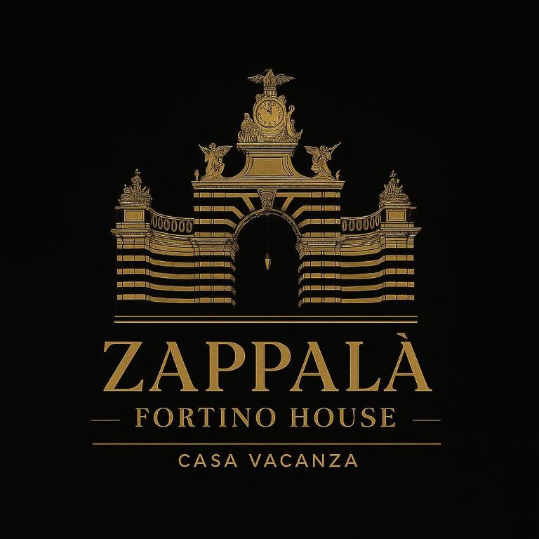 Un edificio con un reloj encima. en Zappalà Fortino House 2, en Catania