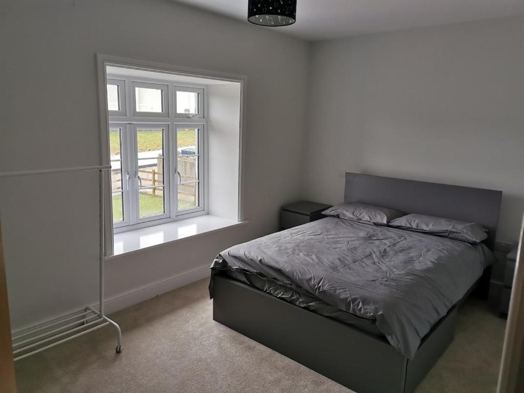 Postel nebo postele na pokoji v ubytování Modern Farm house with 12 acres