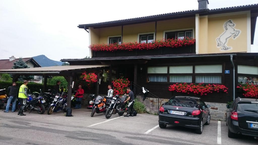 eine Gruppe von Motorrädern, die vor einem Gebäude geparkt sind in der Unterkunft Volenter Gästehaus in Mitterbach