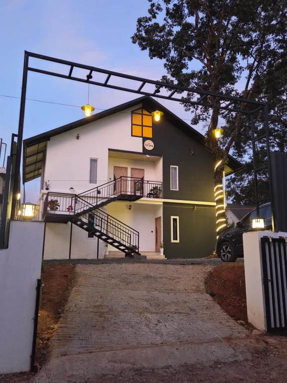 uma casa com uma escada ao lado em The Tea Leaf Munnar em Anachal