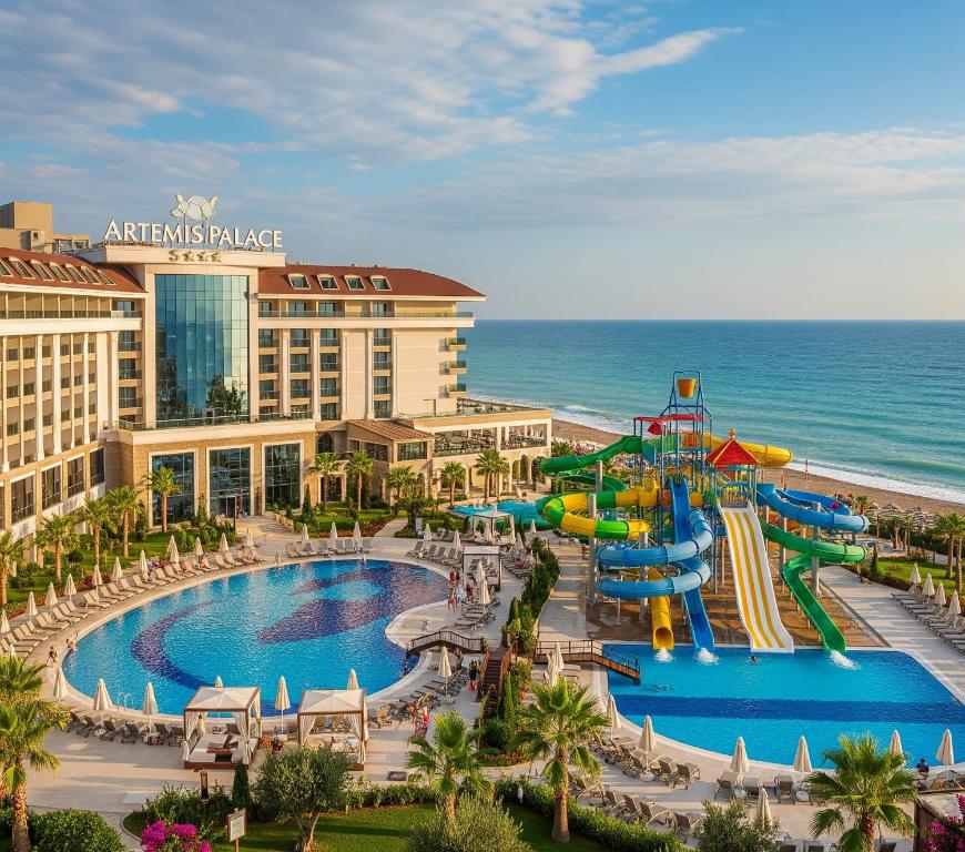 Bazén v ubytování Artemis Luxury Palace Hotel nebo v jeho okolí