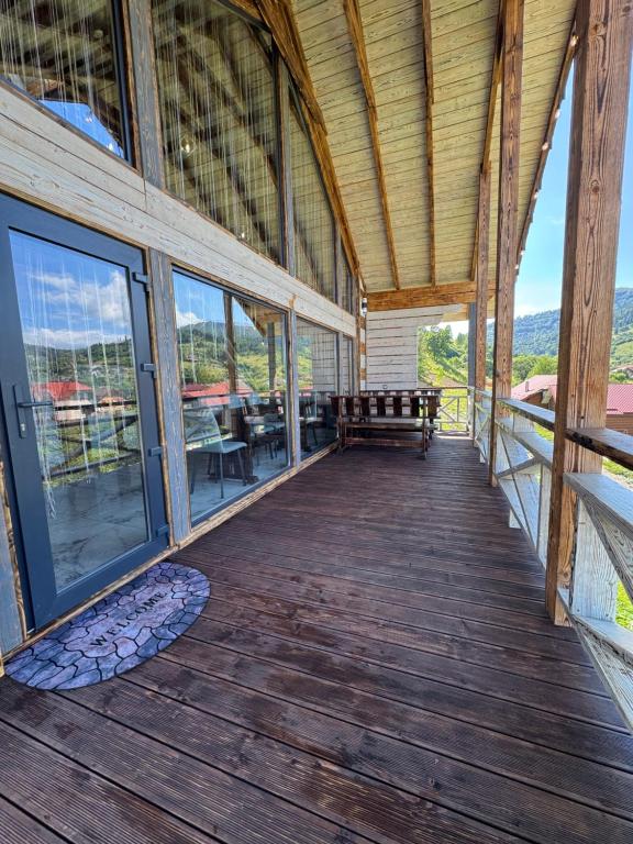 Balkón nebo terasa v ubytování Zrub House