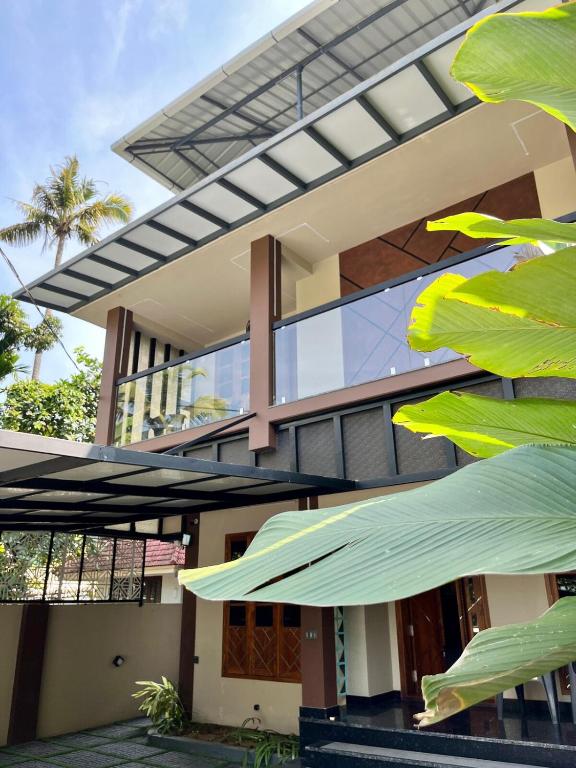 Un balcon sau o terasă la Kailynn Villa - 4BHK Retreat Near Aster & Amritha