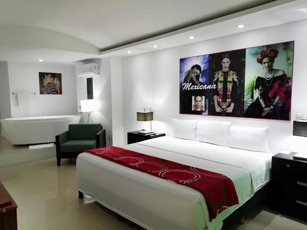 Un pat sau paturi într-o cameră la Maya Sol Hotel