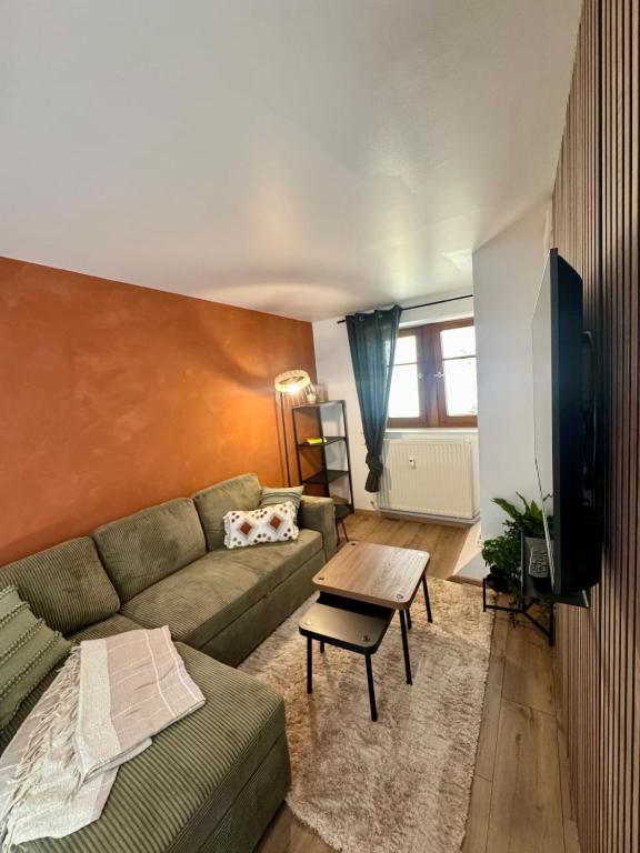 een woonkamer met een bank en een tafel bij L'Appart De Papa in Saverne