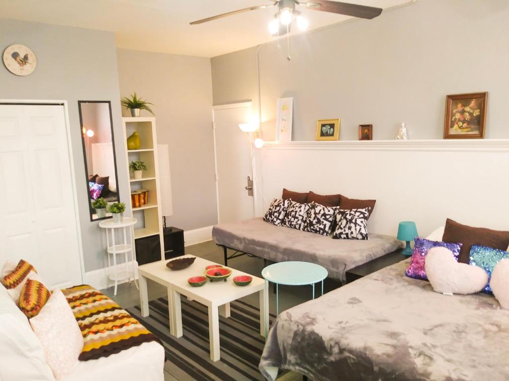 una sala de estar con un sofá y una mesa en BOUGlE MicroSpace Balcony AT FISHTOWN, en Filadelfia