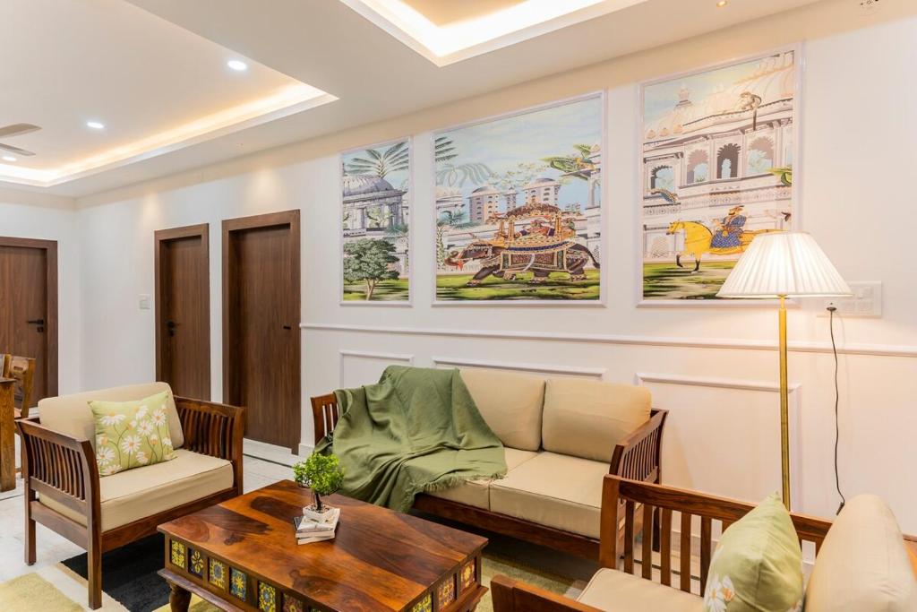 Ruang duduk di Fateh shores Home with breakfast and parking near fateh sagar lake
