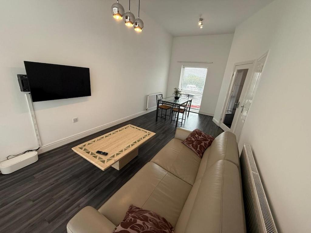 Image showcasing Harbour-View 2-Bed-Serviced Apartment with Parking, Portishead (updated ...