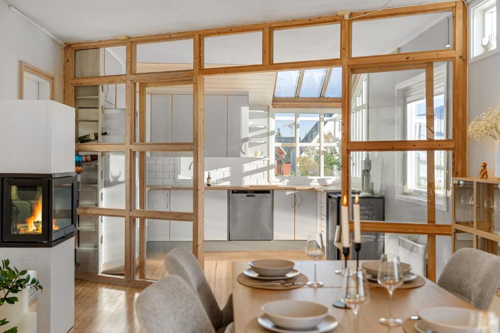 une salle à manger avec une table et une cheminée dans l'établissement Urban Architectural Retreat, à Tromsø