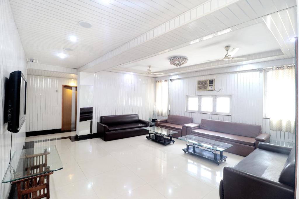Una gran sala de estar con sofás y un televisor. en Hotel O Le Bon Ton, en Ludhiana