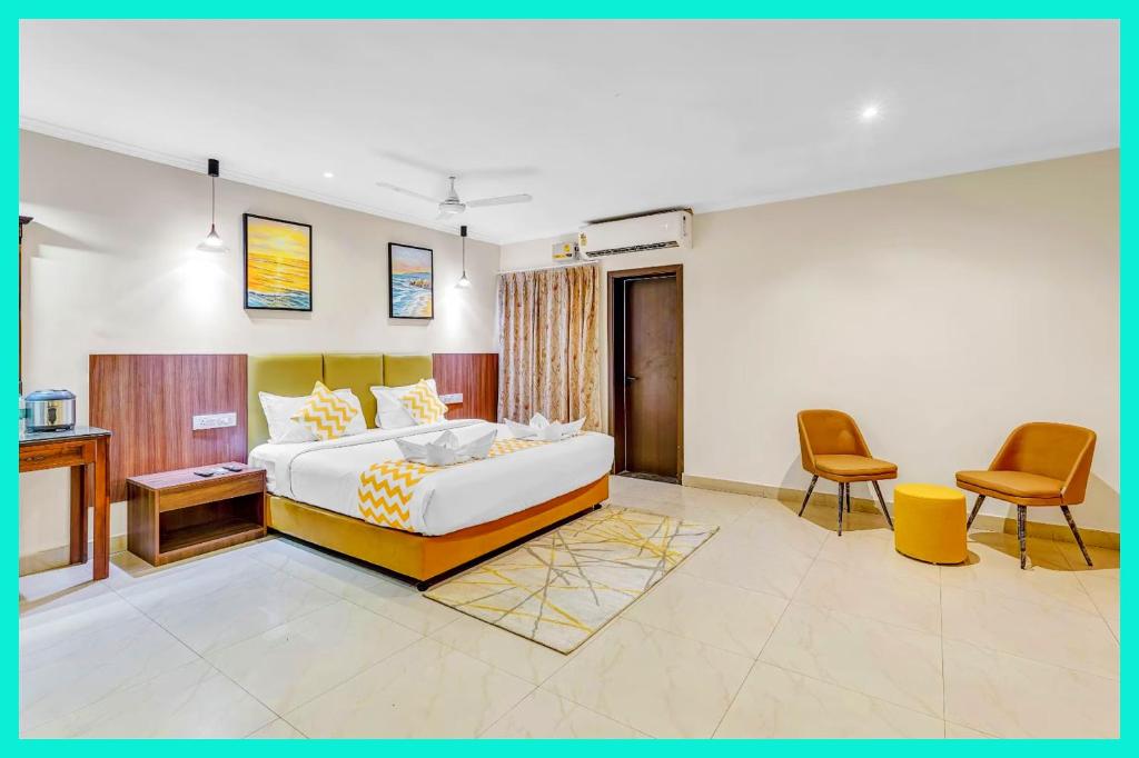Katil atau katil-katil dalam bilik di HOTEL - P & D - PALACE Near Kashi Vishwanath Temple - Fully Air Conditioning With Free Wi-Fi Facilities - BEST HOTEL IN VARANASI