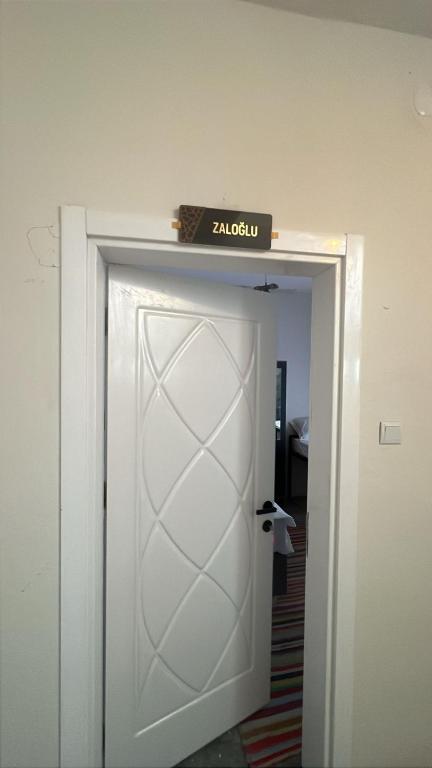 MidyatZaloğlu Oda的白色的门,上面有标志