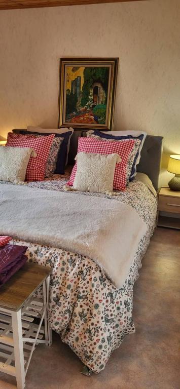 two beds sitting next to each other in a room at Gîte La petite maison 2 ch bain nordique privé Skadi & sauna in Les Fontenelles
