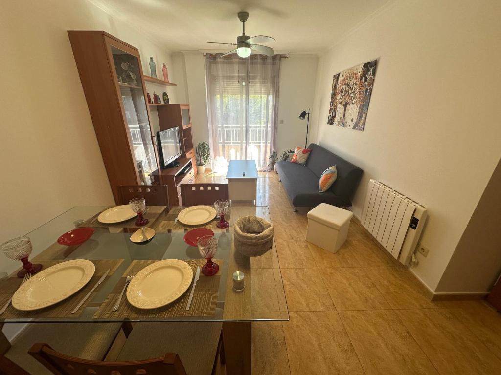 a living room with a table and a dining room at Apartamento Bolboreta Playa Rodeira in Cangas de Morrazo