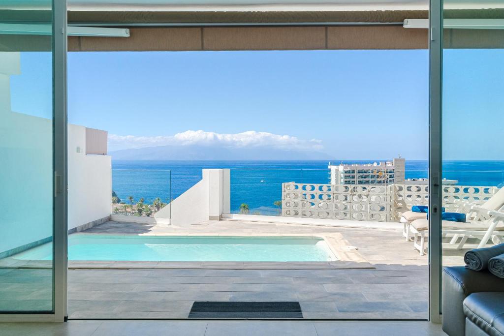 ein Blick auf das Meer vom Balkon eines Hauses in der Unterkunft Fabuloso Bungalow con Vista Panorámica y Piscina Privada. in Acantilado de los Gigantes