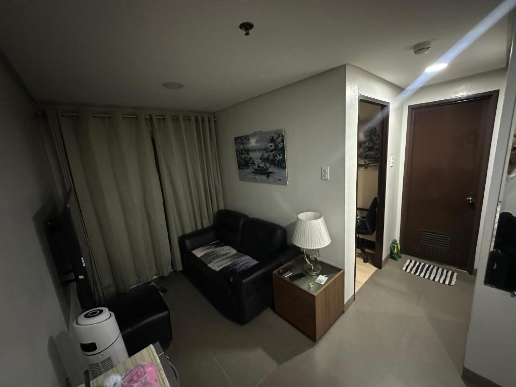 Televisyen dan/atau pusat hiburan di Baguio Central Apartment by Goshenland