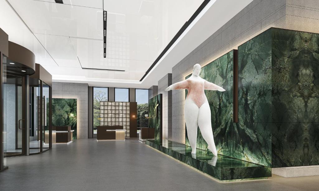 una statua di una donna esposta in una hall di Holiday Inn Beijing Daxing Centre by IHG a Pechino