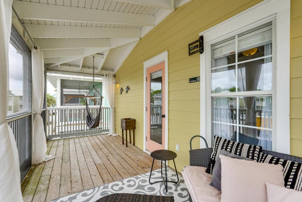 Rõdu või terrass majutusasutuses Steps to Sea! Cottage with Pools in Port St Joe
