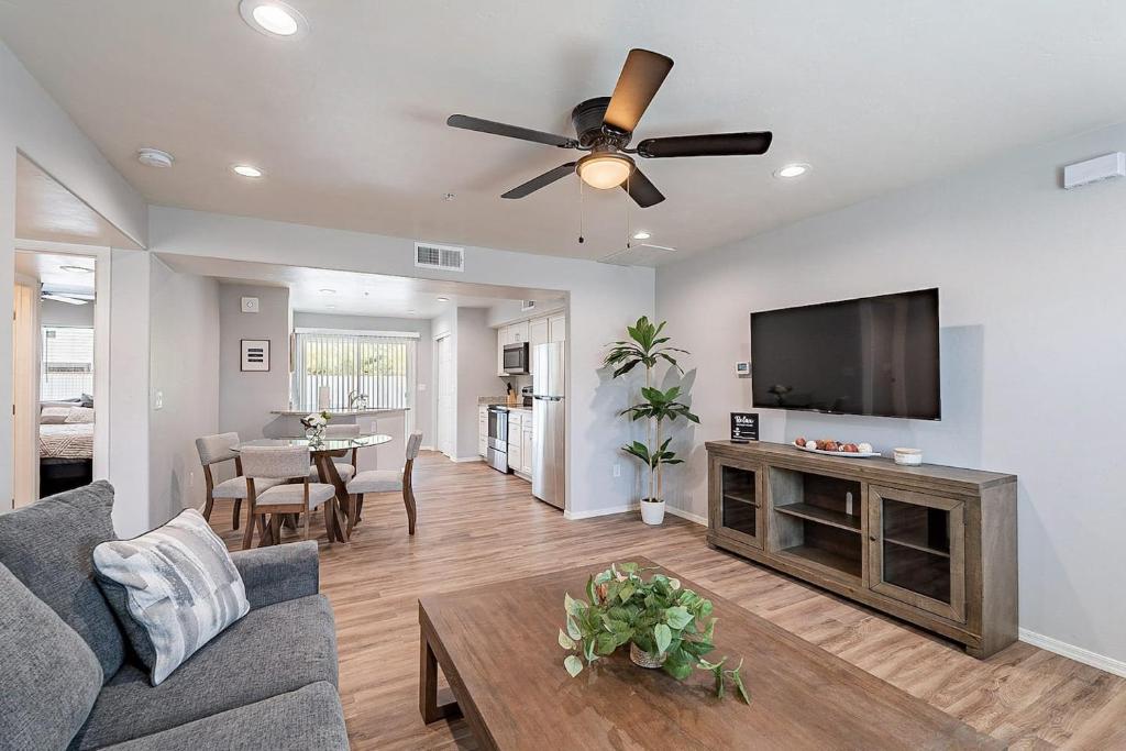 Una sala de estar con un sofá y un televisor de pantalla plana. en Modern Updated Luxury Triplex Ev Charging, en Tucson