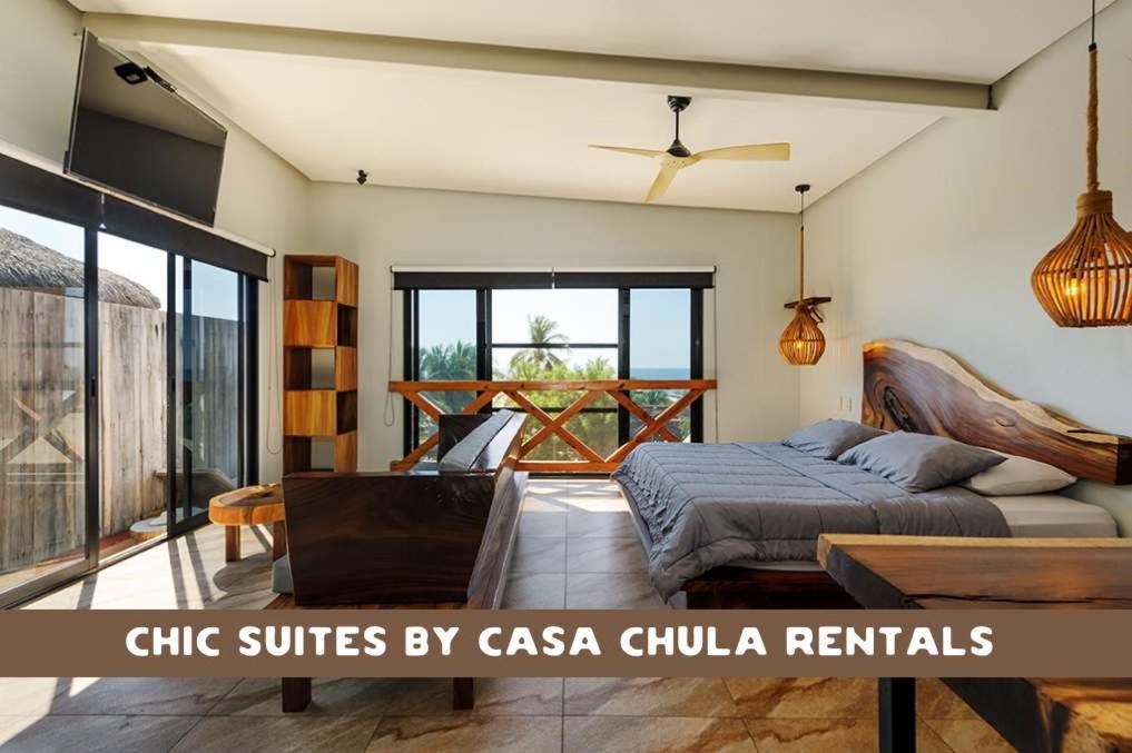 ein Schlafzimmer mit einem Bett, einer Couch und einem Tisch in der Unterkunft Magnifico Loft para 2 con Vista al Mar de Zicatela in Puerto Escondido
