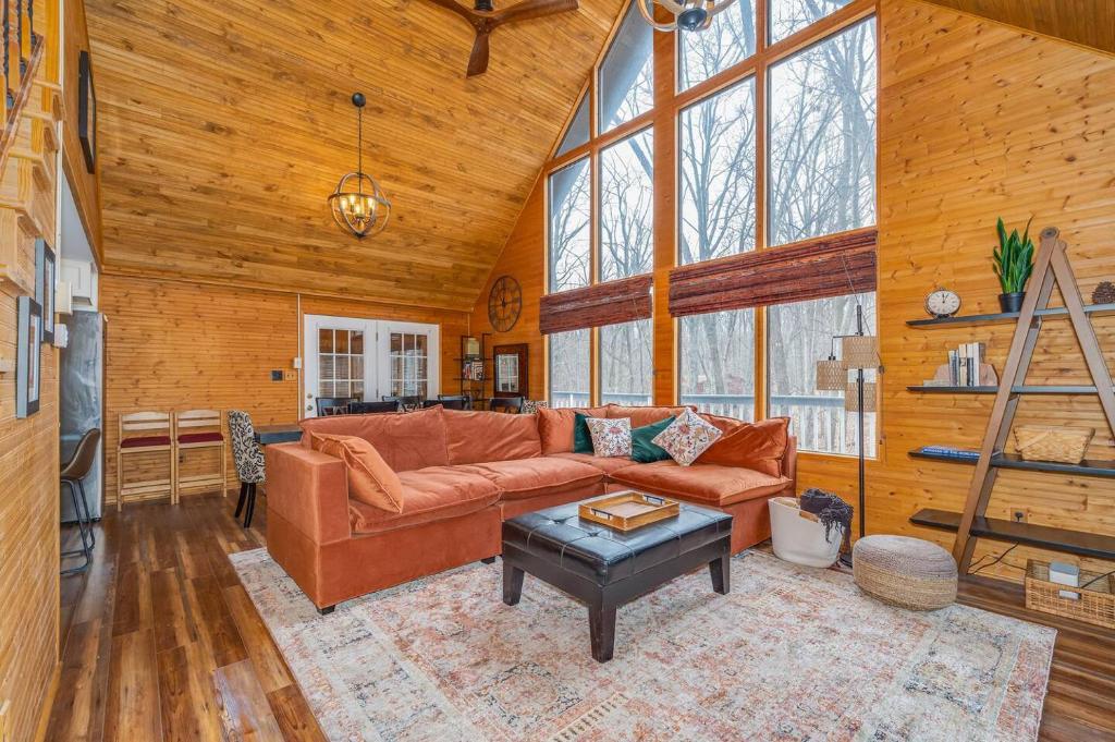 Гостиная зона в Starcatcher Chalet, The Woods Resort