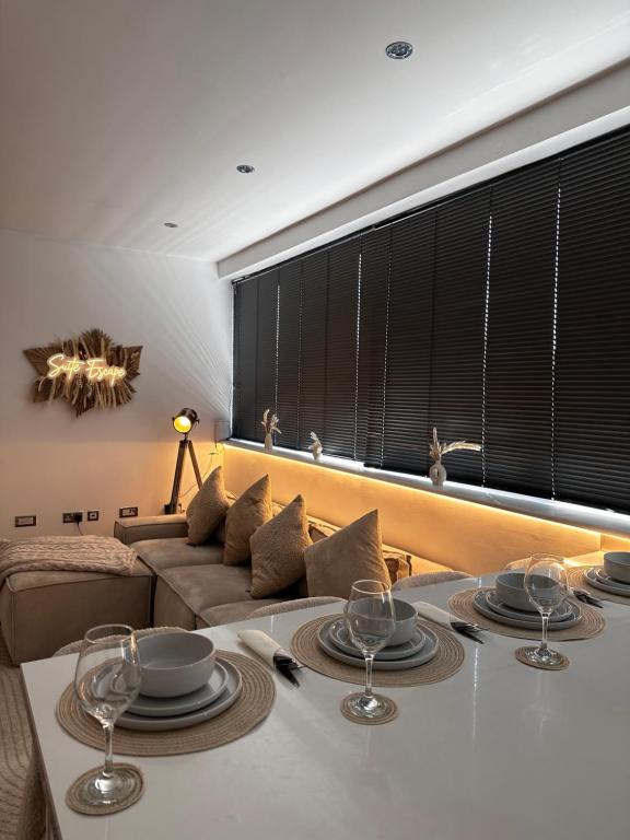 Et opholdsområde på Luxury 2-Bed Hove Suite Escape