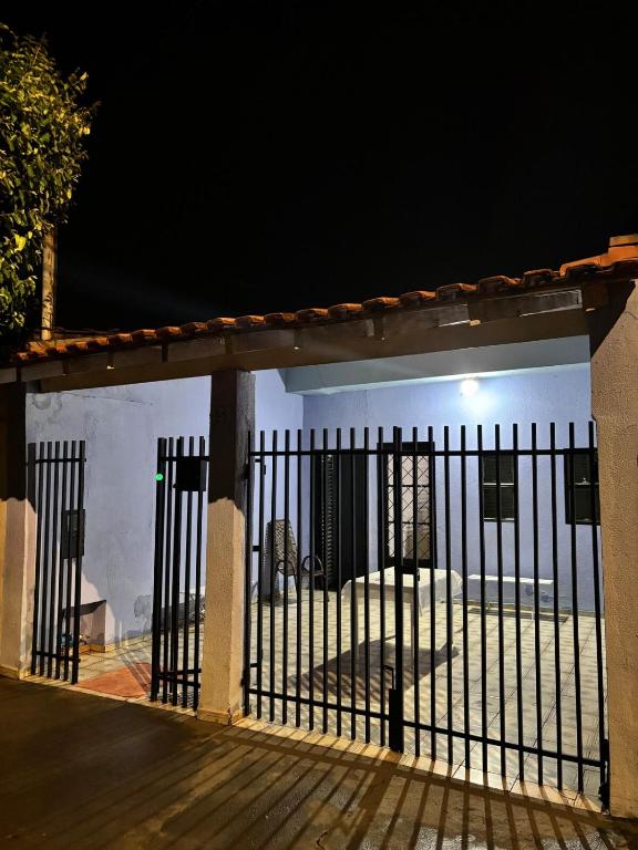 ein Tor zu einem Haus in der Nacht in der Unterkunft Casa da Dona Vera in Olímpia