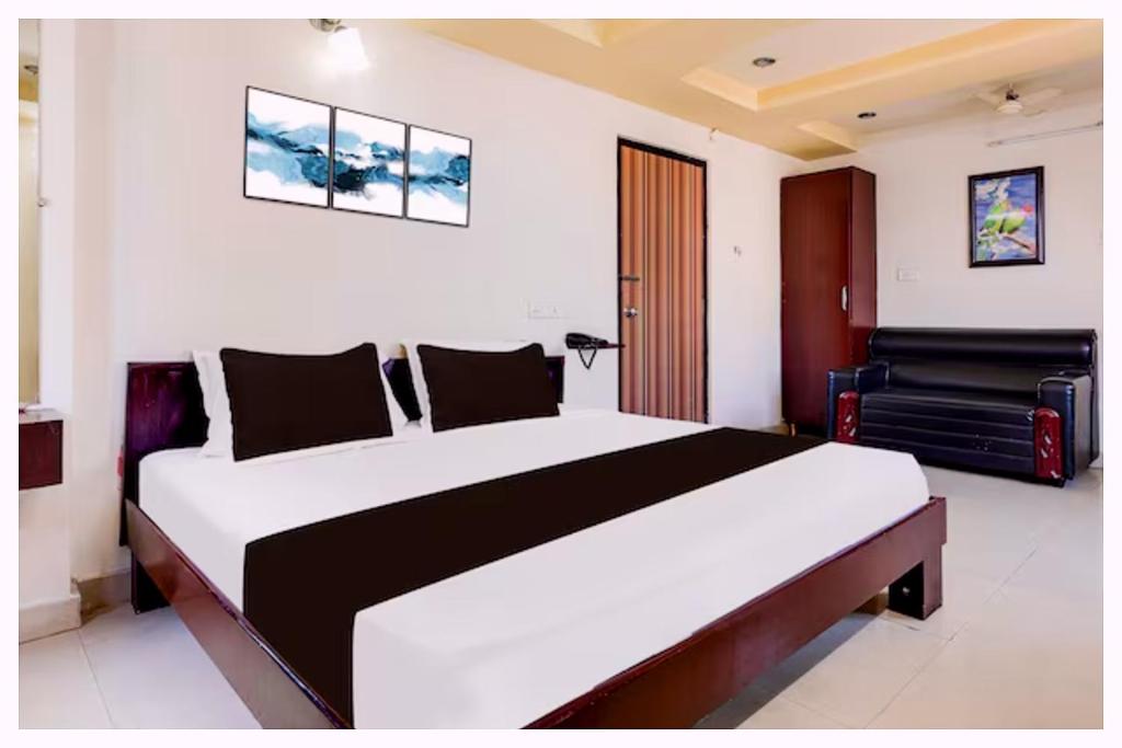 sypialnia z dużym łóżkiem i pianinem w obiekcie Hotel Keshav Inn Residency Near Railway Station - Fully Air Conditioning Hotel - Luxury & Spacious Room - A Top Rated Hotel w mieście Cuttack
