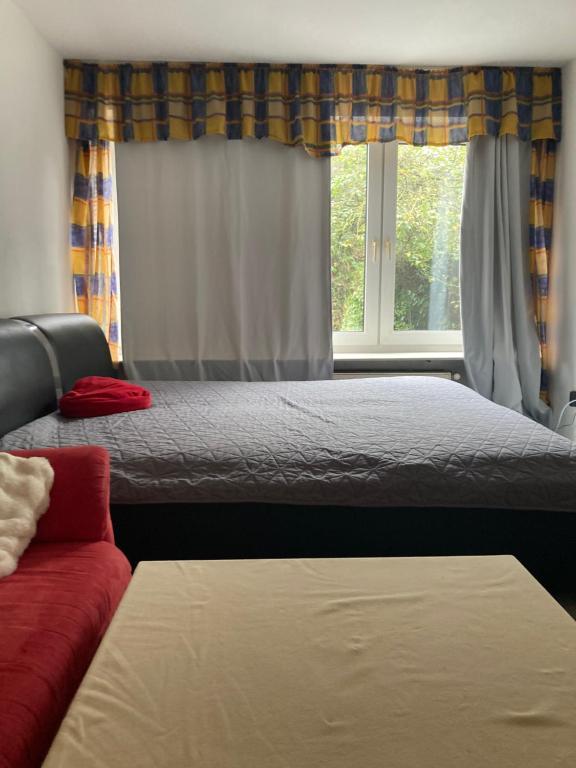 a bedroom with two beds and a couch and a window at Premium Ruhiges ganzes Apartment 90 m 2 Schlafzimmer große Küche Wohnzimmer in Duisburg