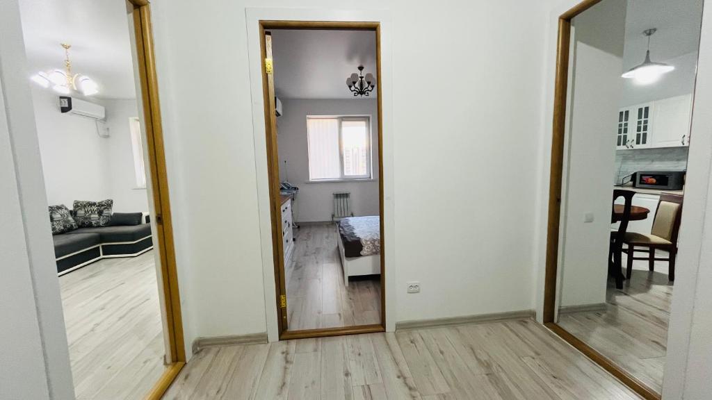 un miroir dans une pièce avec un salon dans l'établissement ЖК Асель, à Atyraū