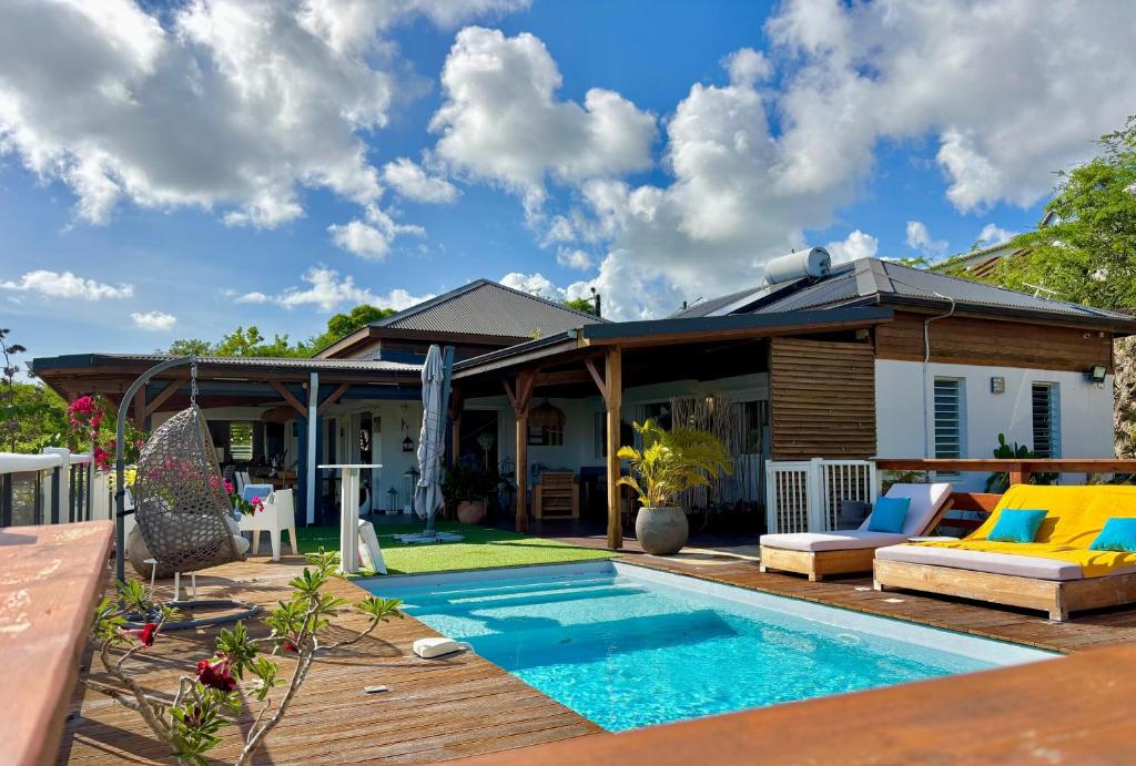 ein Haus mit einem Swimmingpool im Hof in der Unterkunft Villa Iséa - Piscine privée & Terrasse Vue Mer in Le Gosier