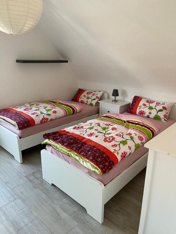 two beds sitting next to each other in a bedroom at Sweet Home Appartements 2 in Bottrop