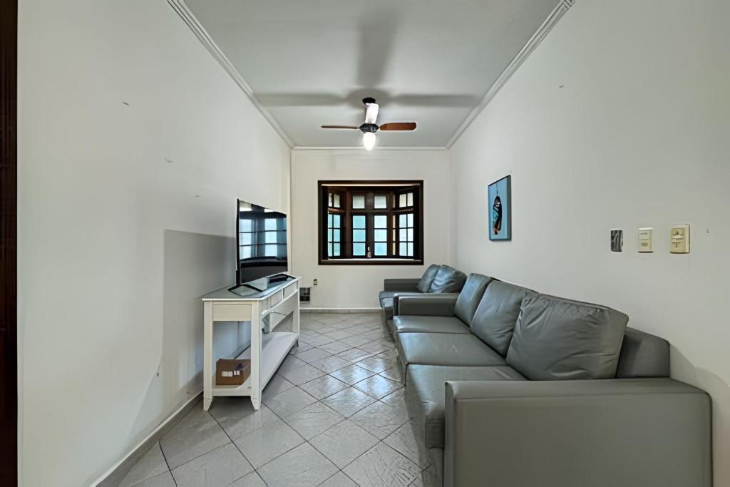 a living room with a couch and a table at Fantastica casa proxima do mar! in Praia Guaratuba