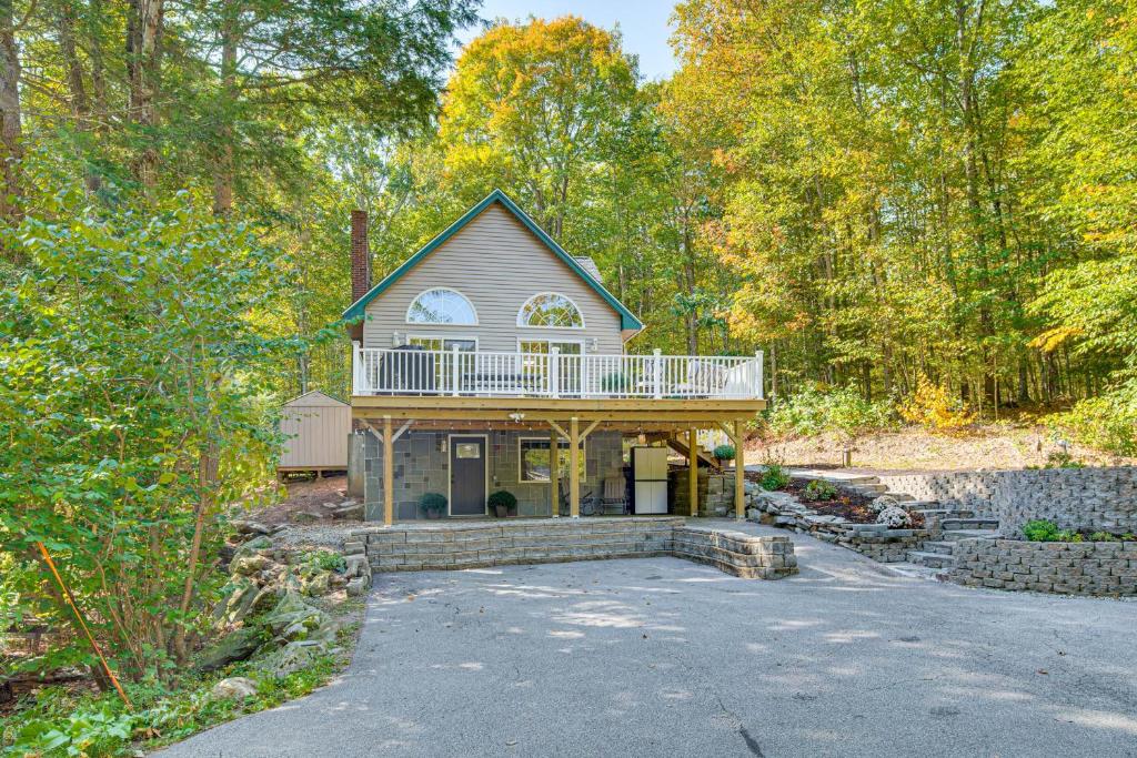 Casa con balcón en la parte superior de una entrada en On Baxter Lake Wooded Retreat Near Trails, en Rochester
