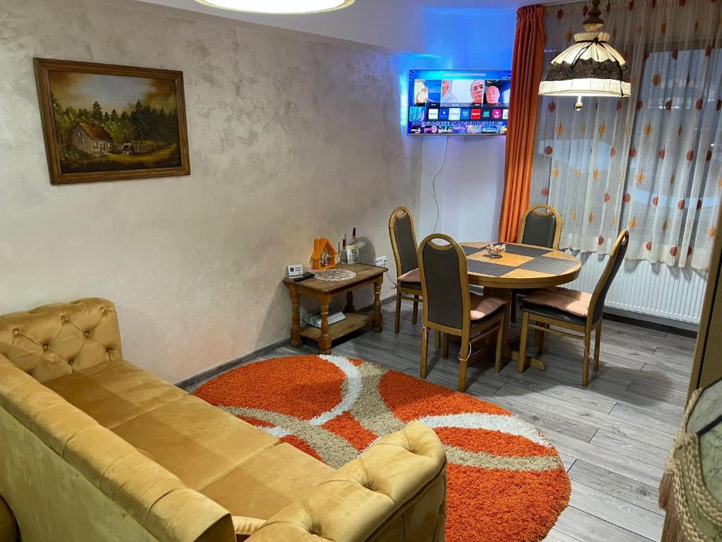 un salon avec un canapé et une table dans l'établissement Panoramic La Cetate, à Tîrgu Neamţ