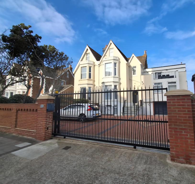 Το κτήριο όπου στεγάζεται  το ξενοδοχείο διαμερισμάτων