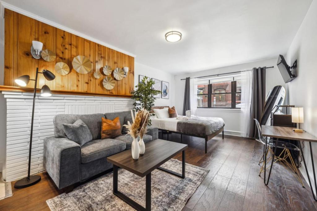 un salon avec un canapé et une table dans l'établissement Charming Studio in the Heart of Center City with Fast WiFi, à Philadelphie