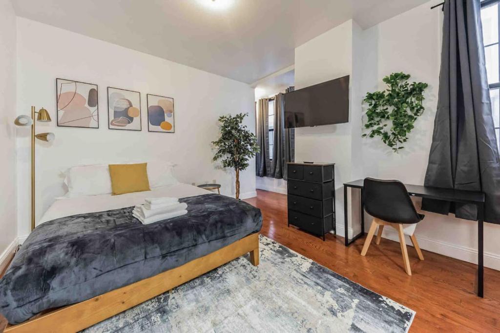 Un dormitorio con una cama, un escritorio y una silla. en Cozy Studio Across from Convention Center - 3R, en Filadelfia