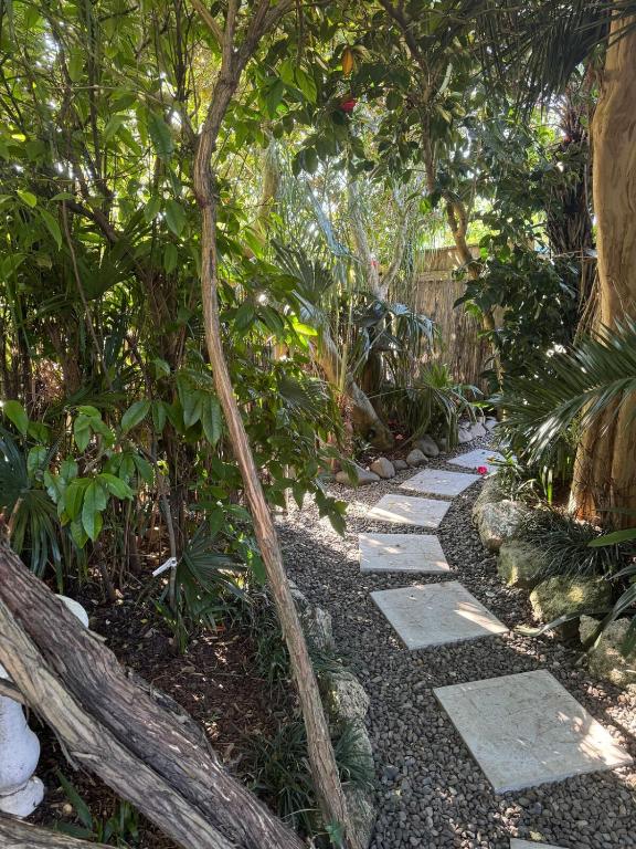 Tropical Garden Retreat - Resim 12