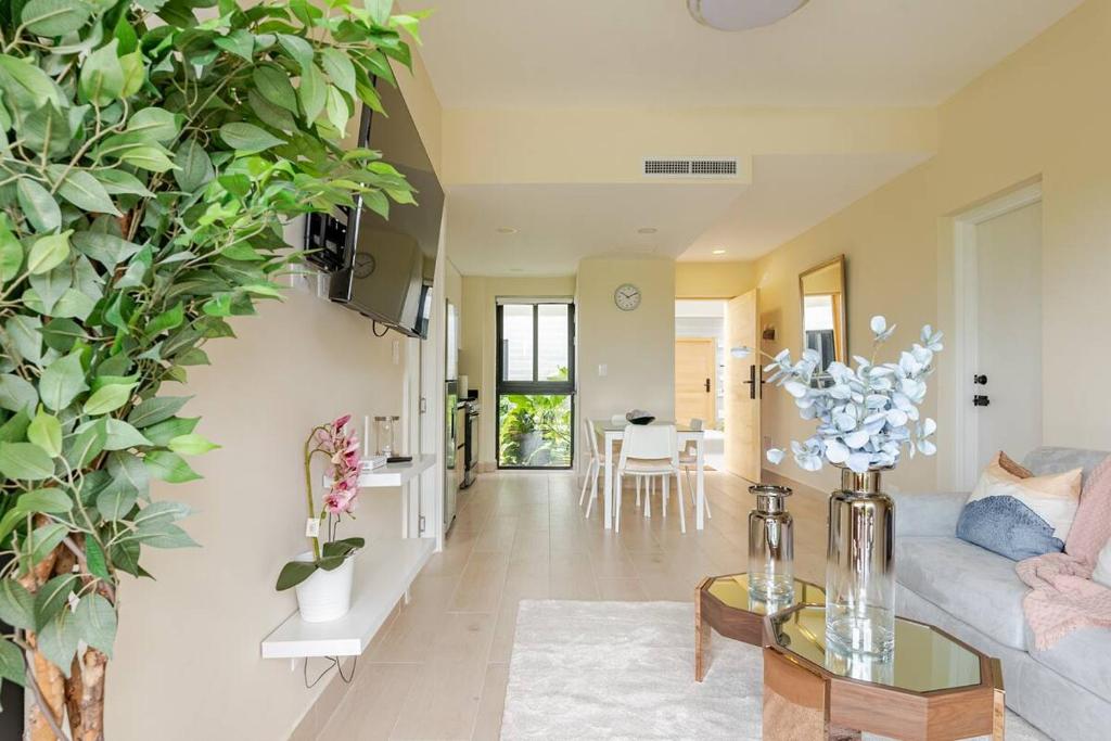 un soggiorno con un divano e un tavolo di NOK Amazing 1 BR by Vistacana Rentals a Pueblo Bávaro