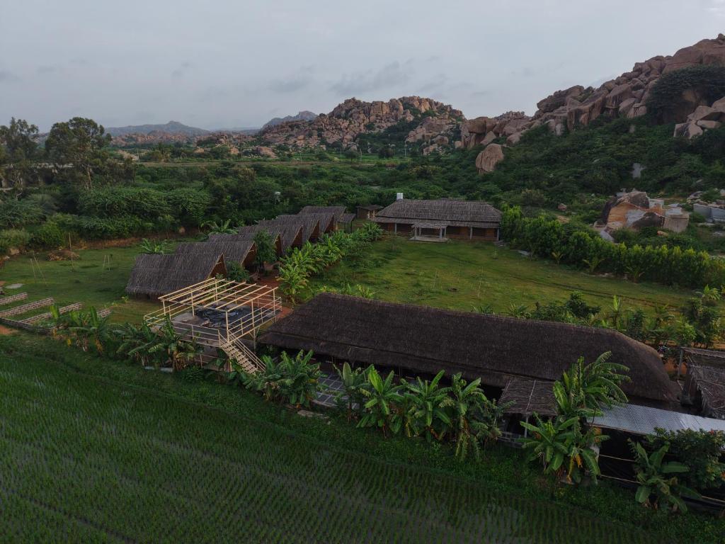 een luchtzicht op een huis met een berg bij Tropical Hampi in Hampi