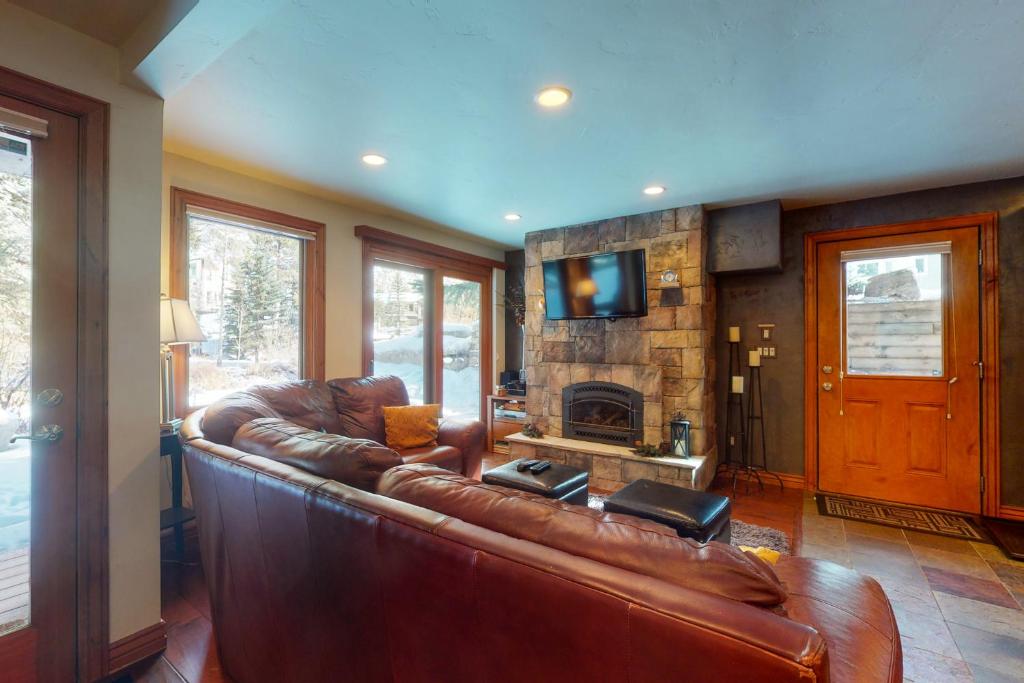 TV a/nebo společenská místnost v ubytování Timber Falls #402